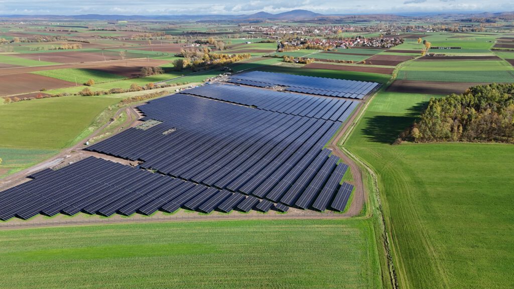 Der PV-Park ist bald fertig. Das Bild wurde am 29.10.2025 aufgenommen. Quelle: HEG